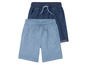Zwei kurze Hosen für Jungen, eine in Denim und eine in Hellblau.