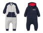 Zwei Baby-Overalls, einer mit Kapuze und der andere in Kontrastfarben.
