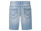 Hellblaue Jeans-Shorts.