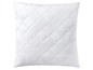 Weißer Kissenbezug mit Rauten-Steppung.