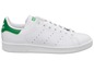 Weiße Adidas Stan Smith Sneaker mit grünen Akzenten.