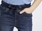 Ein Kind trägt eine blaue Jeans mit einem Kordelzug.
