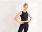 Frau in schwarzem Sport-Top und Leggings.