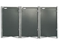 Ein dreiteiliger, zusammenklappbarer Bildschirm aus grauem Metall.