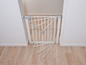 Ein weißes Saftey 1 Babytor für Treppen.