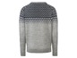 Ein grauer Pullover mit einem skandinavischen Muster.