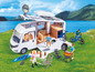Ein Hymer Wohnmobil mit Spielfiguren und Zubehör zum Campen.