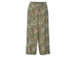 Grüne Hose mit Blumenmuster.