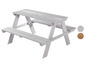 Ein weißer Holz-Picknicktisch mit zwei Bänken.