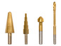 Drei goldfarbene Bohrer und ein Schraubbohrer.