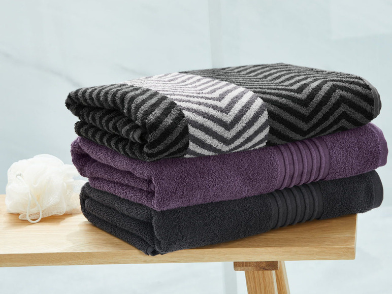 Stapel Handtücher mit Zickzack-Muster