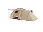 Ein beigefarbenes Zelt mit Vorzelt, geeignet zum Campen.
