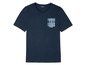 Ein dunkelblaues T-Shirt von Livergy mit einer karierten Brusttasche.