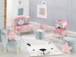 Ein rosa Mini-Sofa und ein Stuhl für Kinder, mit Stern- und Wolkenkissen.