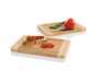 Zwei Bambus-Schneidebretter mit einem offenen Sandwich, roter Paprika und einem Messer.
