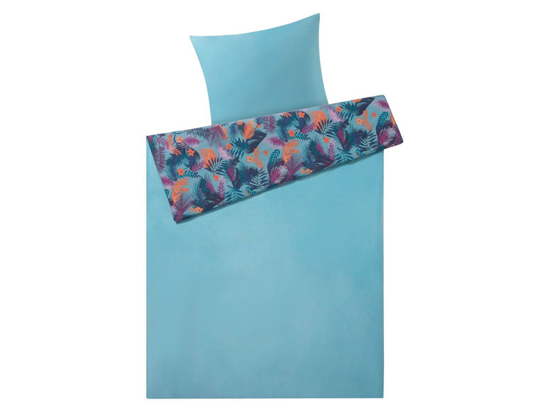 Ein blauer Bettbezug mit tropischem Blattmuster.