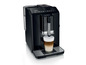 Eine schwarze Bosch-Kaffeemaschine macht einen Cappuccino.