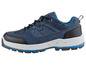Ein blauer, wasserdichter Wanderschuh