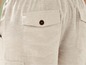 Beige Leinenhose mit Eingrifftaschen.