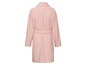 Ein rosa Bademantel mit Gürtel.