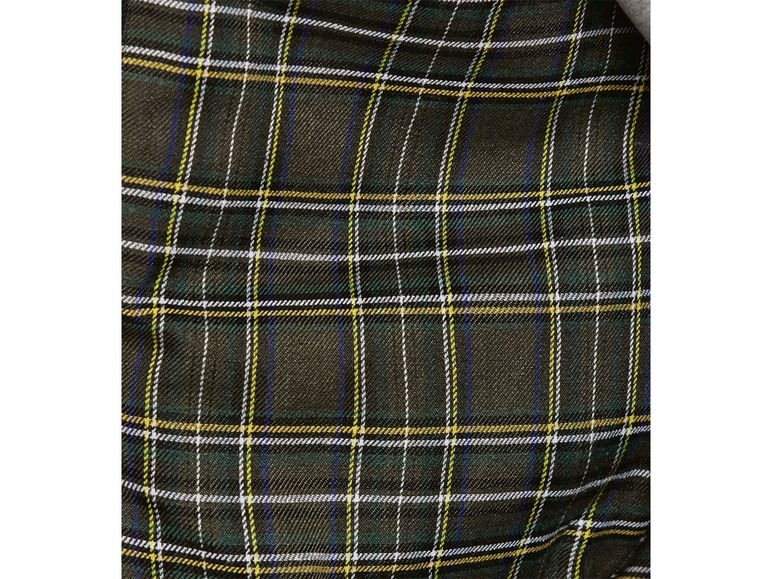 Ein Kleidungsstück in grün, weiß und gelber Karomuster.