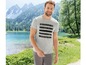 Mann trägt ein graues T-Shirt mit topografischem Design für einen Outdoor-Look.