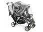 Ein Chic4Baby Doppelkinderwagen mit einer durchsichtigen Regenhaube.