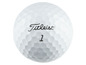 Ein weißer Titleist Golfball mit der Nummer 1.