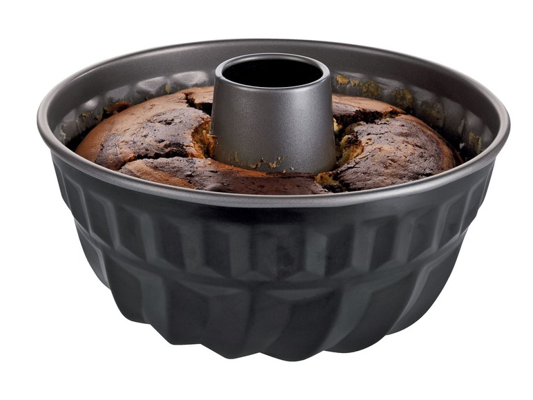 Gugelhupf in einer Gugelhupfform.