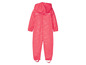 Ein rosa Regenoverall mit Kapuze für Babys, mit einem Wolkenmuster.