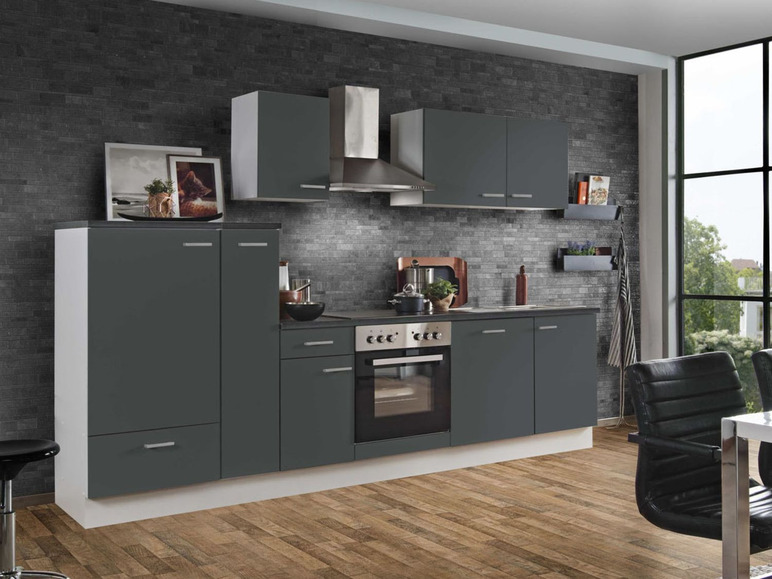Moderne graue Küche mit Backofen, Schränken und großem Fenster.