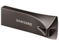Ein grauer Samsung USB-Stick.
