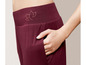 Bordeauxfarbene Hose mit einem Lotusblüten-Logo.