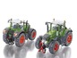 Zwei Fendt 939 Vario Spielzeugtraktoren mit funktionierenden Lichtern.