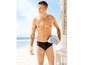 Mann in Badehose mit roten Details am Strand