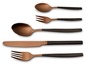 Ein Set mit kupferfarbenem Besteck mit schwarzen Griffen, darunter ein Messer, eine Gabel und ein Löffel.