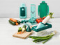 Ein Set grüner Küchenhelfer mit Mandoline, Reibe und Gemüseschneider