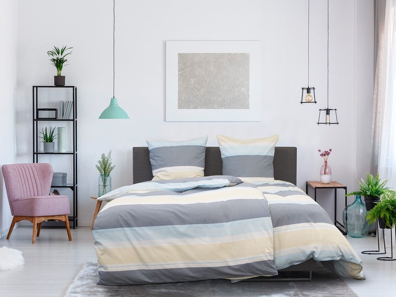 Gestreiftes Bettwäsche in Grau, Creme und Blau.