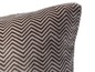 Beige Kissen mit braunem Chevron-Muster.