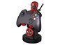 Deadpool-Figur, die einen schwarzen Gamecontroller hält