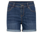 Eine blaue Jeans-Shorts mit umgeschlagenem Saum.