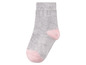 Graue Socke mit rosafarbenen Akzenten.