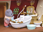 Ein Badezimmer mit Badewanne, Toilette und einer Sylvanian Families Figur.