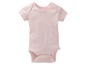 Ein rosa Baby-Body mit kurzen Ärmeln.