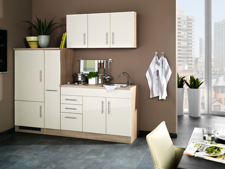 Weiße Küchenschränke, ein Geschirrspüler und ein Waschbecken in einer modernen Küche.