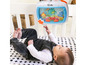 Ein Baby schaut auf ein Baby Einstein Musikmobil mit Unterwasser-Motiv.