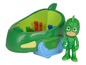 Ein grünes PJ Masks Auto mit einer Gekko Figur.