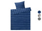 Blaue Bettwäsche mit Streifen- und Karomuster.
