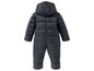 Ein schwarzer Baby-Winteroverall mit Kapuze.