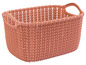 Ein rosa, geflochtener Aufbewahrungskorb aus Plastik.